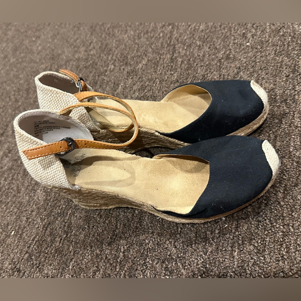 EUC White Mountain Sz 8 Stylish Black Tan Wedge Sandals